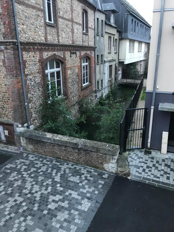 la licorne { T2 tous confort} centre ville Pont-Audemer Extérieur photo